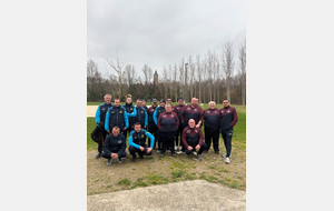 Les équipes en présence : Castel Pétanque à gauche et Anneyron à droite.