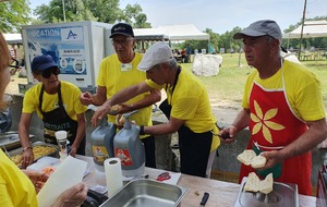 NOS BENEVOLES RESTAURATION EN PLEINE ACTION
VERO, PINPIN, LOUIS ET JACQUES