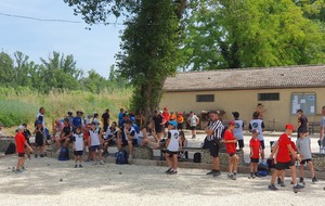 JEUNES PARTICIPANTS SOUS LA SURVEIILLANCE DE L'ARBITRE NATIONAL YVES
