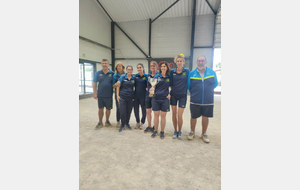De gauche à droite : Coach Philippe Miotto, Marie-France Coin, Sandrine Guerpillon, Marie Guerpillon, Sylvie Ferrin, Estelle Fayolle avec le Trophée, Bridget Brulez, et le Docteur Christian Aligne, Vice-Président Comité Départemental de la Drôme.